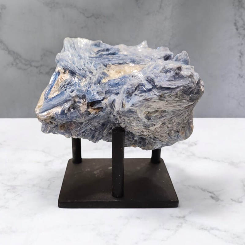 Cianita Azul en Matriz 8.5cm con Base