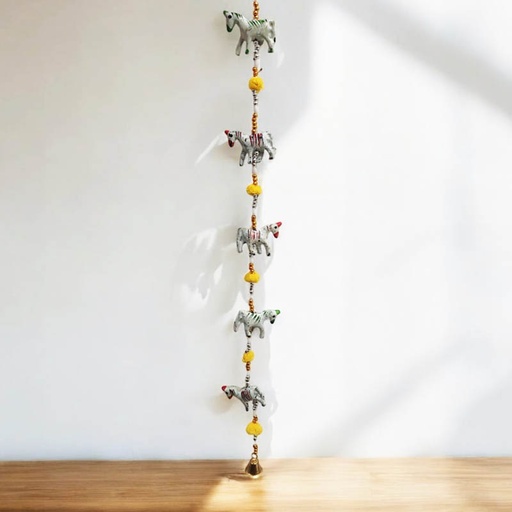 Tira Hindú Resina con 5 Caballos Pompones de Colores Varios