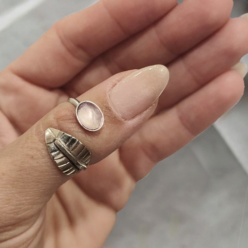 Anillo Gema Cuarzo Rosa con Hoja Alpaca
